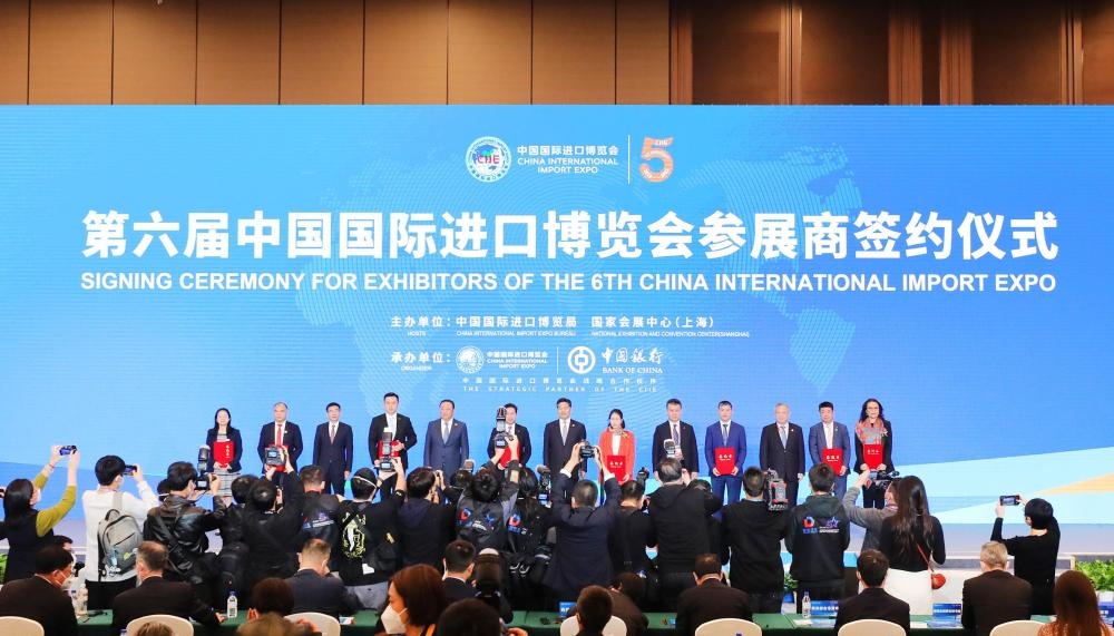 2022年11月6日，2022年中國(guó)國(guó)際進(jìn)口博覽會(huì)參展商聯(lián)盟大會(huì)在上海舉行。這是在大會(huì)期間進(jìn)行的第六屆進(jìn)博會(huì)參展商簽約儀式。新華社記者 方喆 攝