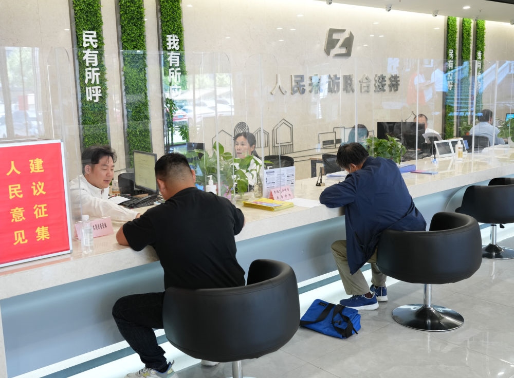 在杭州市余杭區(qū)社會治理中心，工作人員在接待前來上訪的群眾（5月25日攝）。新華社記者 翁忻旸 攝