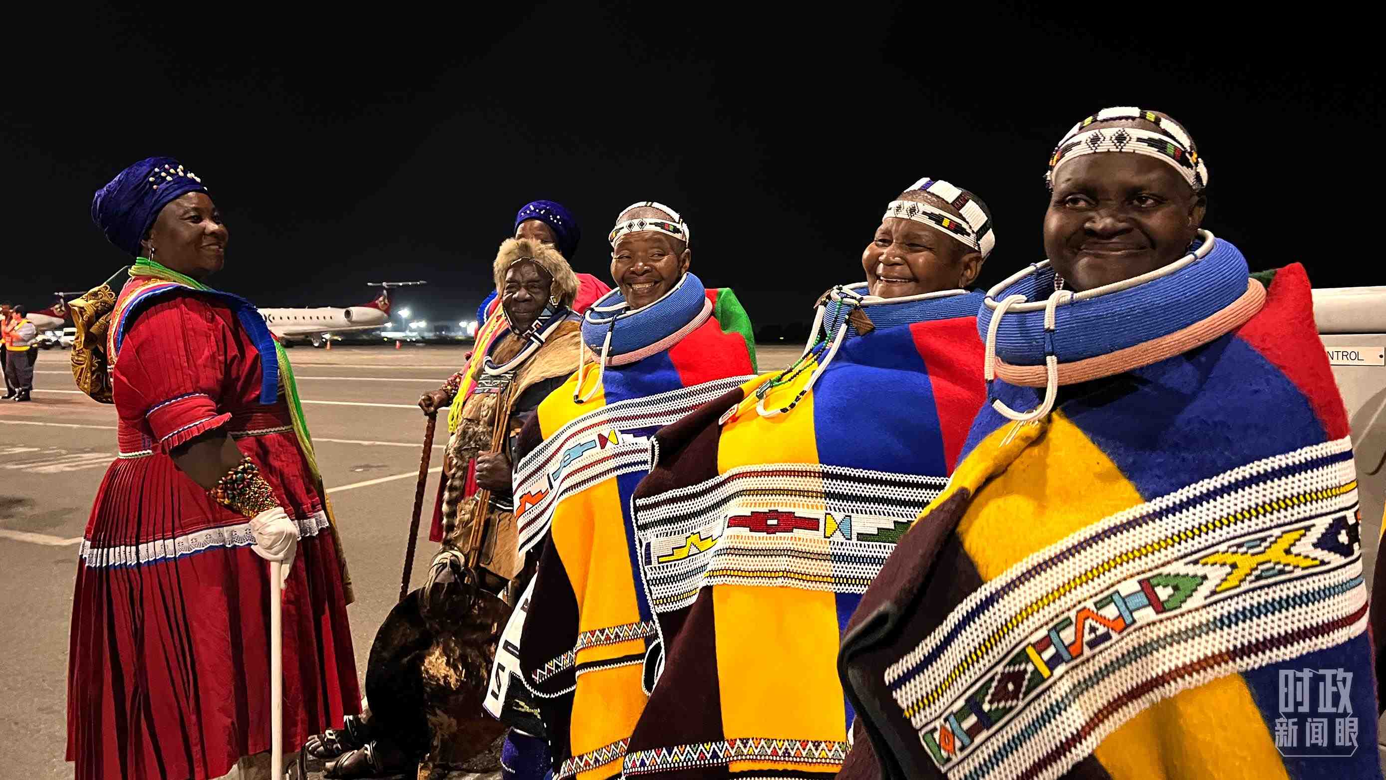 △身穿民族服裝的當(dāng)?shù)孛癖?。（總臺央視記者程鋮拍攝）