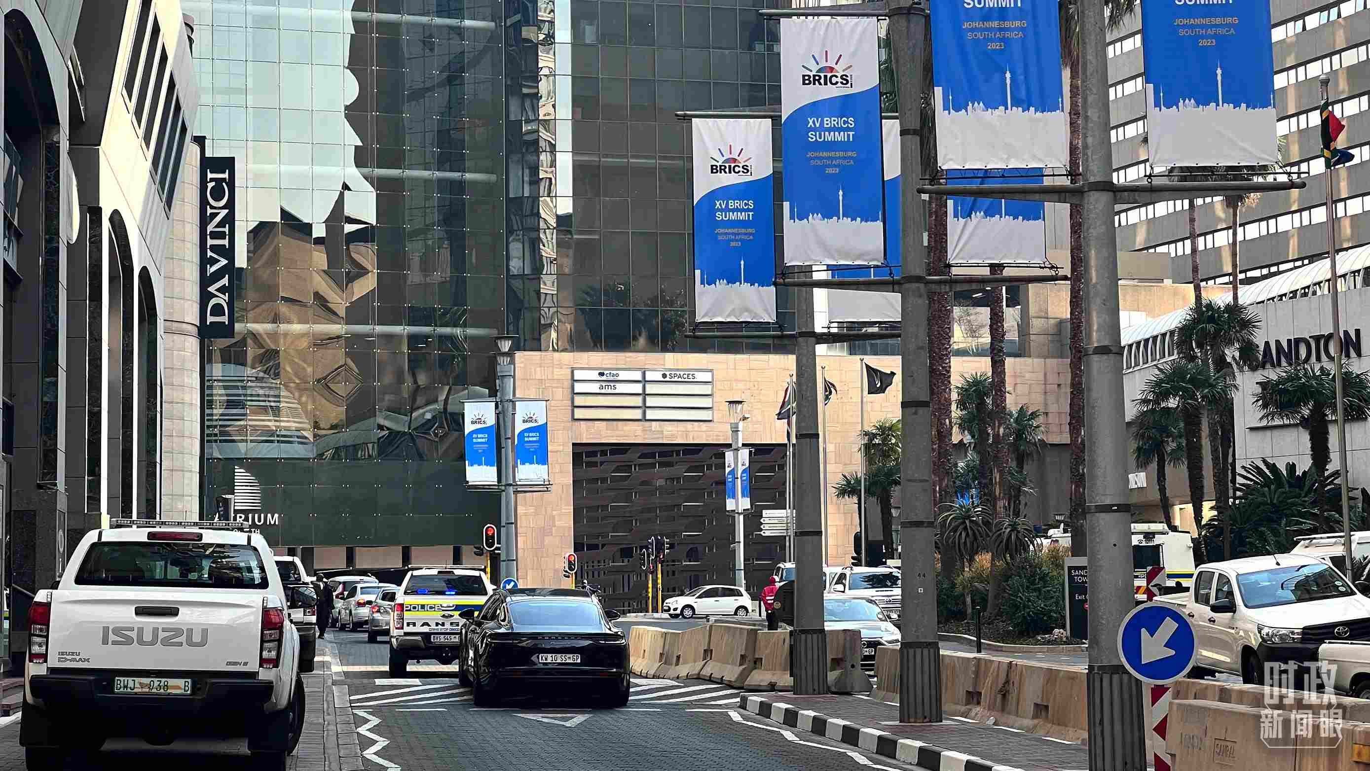 △約翰內(nèi)斯堡街頭的金磚元素。（總臺(tái)央視記者程鋮拍攝）