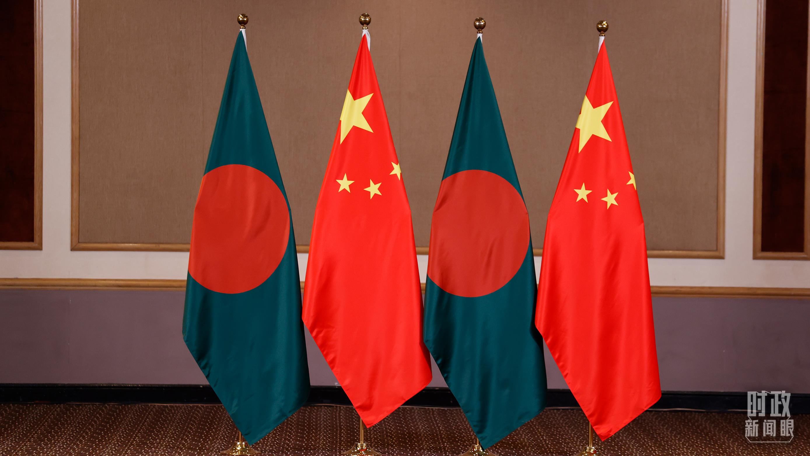 △會(huì)見現(xiàn)場(chǎng)的中孟兩國(guó)國(guó)旗。（總臺(tái)央視記者耿小龍拍攝）