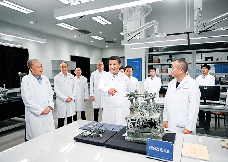2023年7月25日至27日，中共中央總書記、國家主席、中央軍委主席習近平在四川考察。這是26日下午，習近平在位于德陽市廣漢市的三星堆博物館文物保護與修復館，同現(xiàn)場工作人員親切交流。 新華社記者 謝環(huán)馳/攝