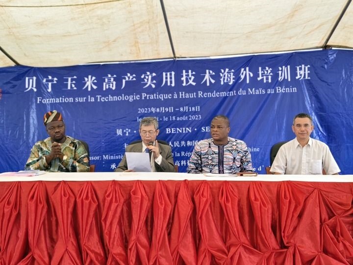 8月9日，2023年貝寧“玉米高產(chǎn)實(shí)用技術(shù)培訓(xùn)班”開(kāi)班儀式在位于塞梅波吉市的中國(guó)援貝寧農(nóng)業(yè)技術(shù)示范中心舉行。