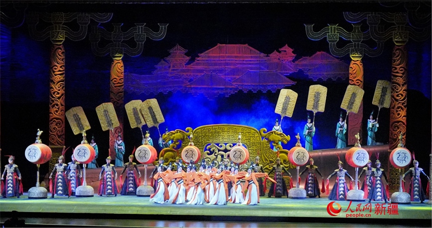 第六屆中國新疆國際民族舞蹈節(jié)開幕式上演出的歷史題材舞劇《張騫》。 人民網(wǎng) 李欣洋攝