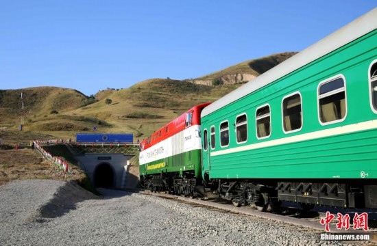 2016年8月24日，塔吉克斯坦“瓦赫達(dá)特-亞灣”鐵路通車。這是絲綢之路經(jīng)濟(jì)帶框架下首個(gè)開工并建成的鐵路項(xiàng)目，具標(biāo)志性意義。圖為火車進(jìn)入由中鐵十九局集團(tuán)有限公司承建的隧道。文龍杰 攝