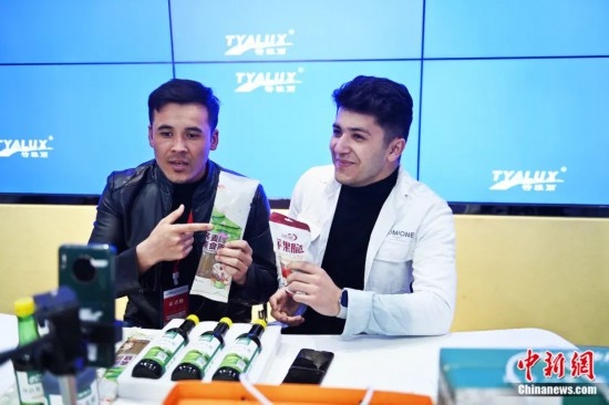 2023年3月，甘肅省慶陽市環(huán)縣電商創(chuàng)業(yè)孵化基地內(nèi)，來自蘭州文理學(xué)院的塔吉克斯坦留學(xué)生正在協(xié)助主播直播帶貨當(dāng)?shù)剞r(nóng)特產(chǎn)品。李亞龍 攝