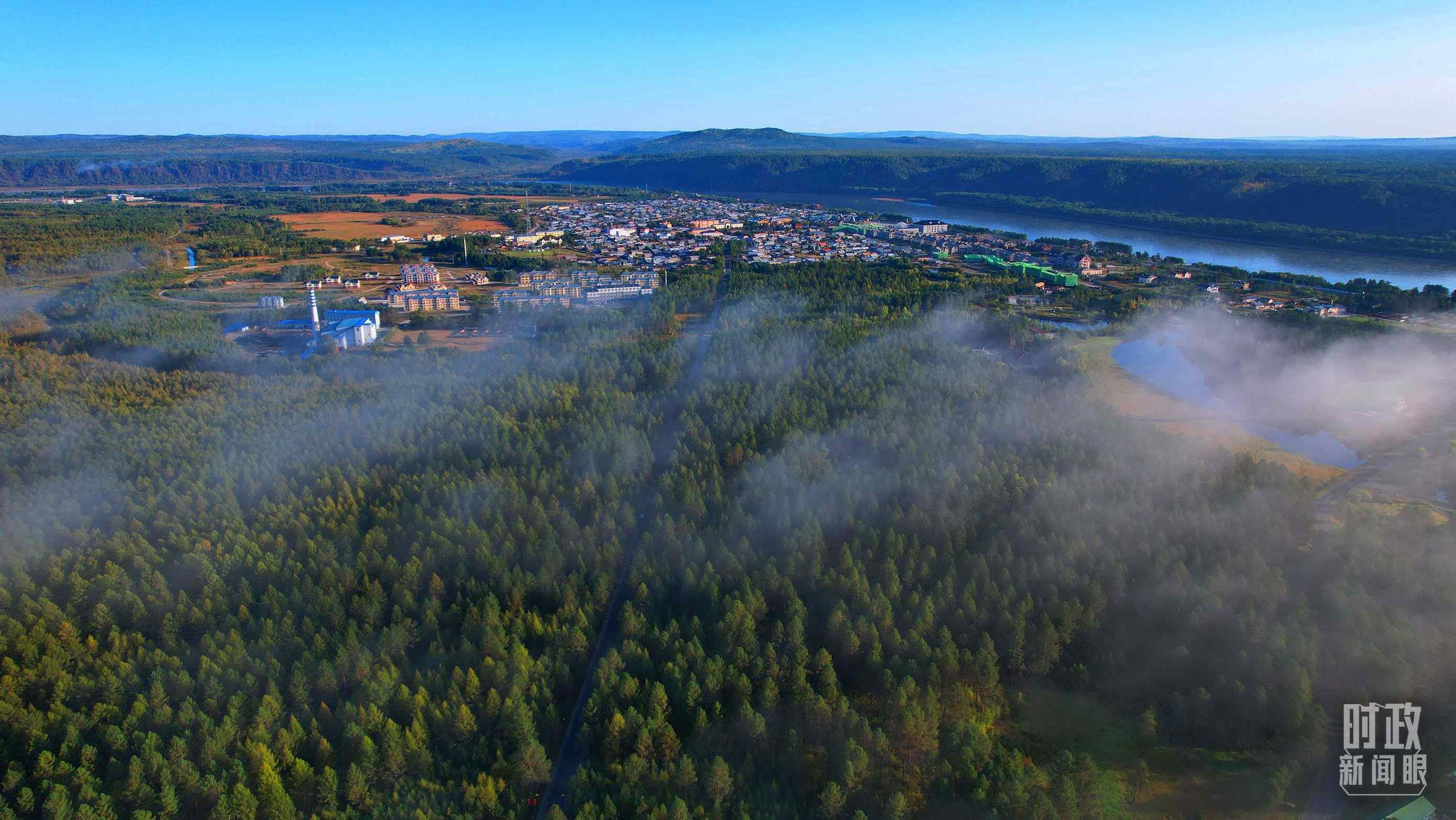 △薄霧籠罩的漠河林場。（總臺(tái)央視記者范凱拍攝）