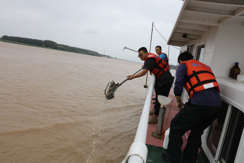2023年6月29日，調(diào)水調(diào)沙期間，黃河下游利津水文站工作人員在進行取沙作業(yè)。新華社記者 劉詩平 攝