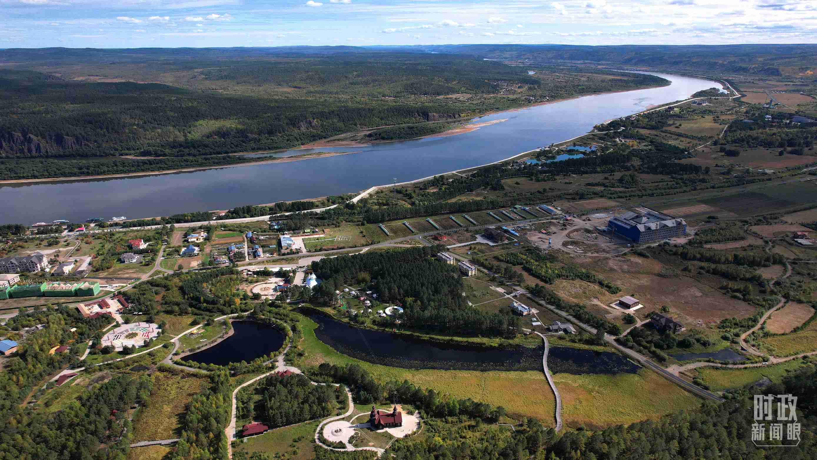 △北極村北邊是中俄界江黑龍江。（總臺(tái)國廣記者李晉拍攝）