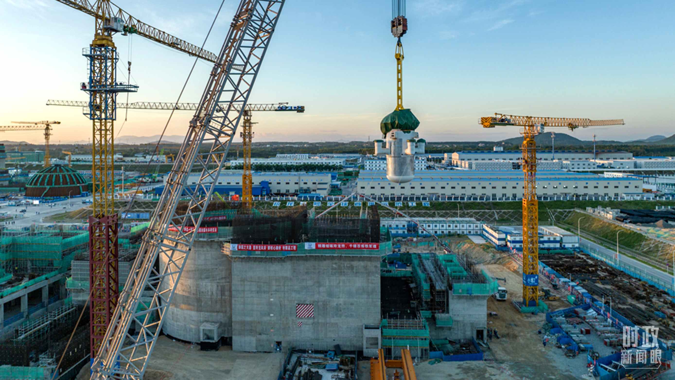 △8月10日，由中國第一重型機(jī)械股份公司承制的玲龍一號反應(yīng)堆核心模塊“玲龍之心”成功吊裝。（圖/國務(wù)院國資委網(wǎng)站）