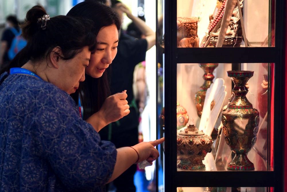 △2023年8月24日，參觀者在第十四屆中國(guó)—東北亞博覽會(huì)現(xiàn)場(chǎng)選購(gòu)尼泊爾特色商品。