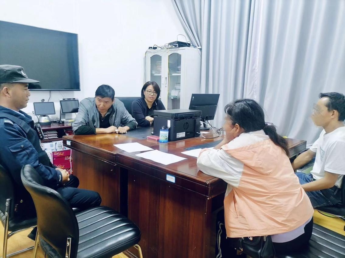 2023年8月4日，和立峰（左二）在調(diào)解一起家庭婚姻糾紛。受訪者供圖