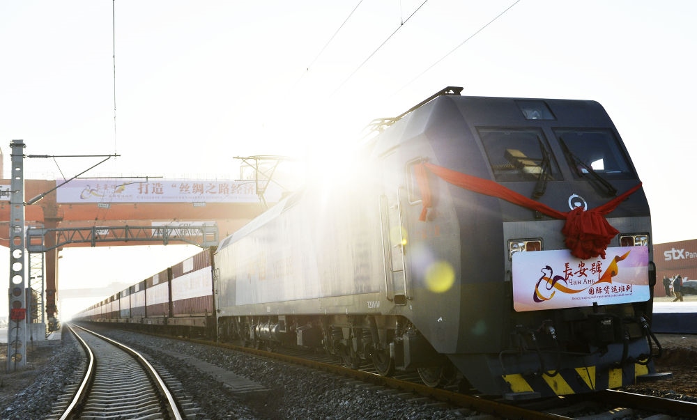 2013年11月28日，首趟由西安發(fā)往哈薩克斯坦阿拉木圖的長安號國際貨運列車等待出發(fā)。新華社記者 劉瀟 攝