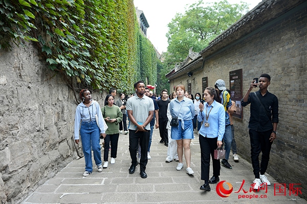 選手們認(rèn)真聆聽(tīng)導(dǎo)游講解。人民網(wǎng) 盧鵬宇攝