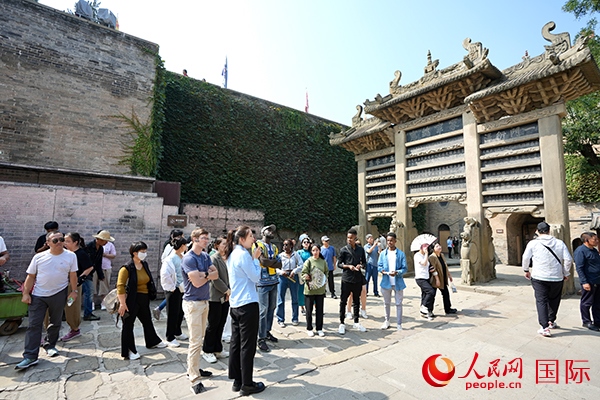 選手們認(rèn)真聆聽(tīng)導(dǎo)游講解。人民網(wǎng) 盧鵬宇攝