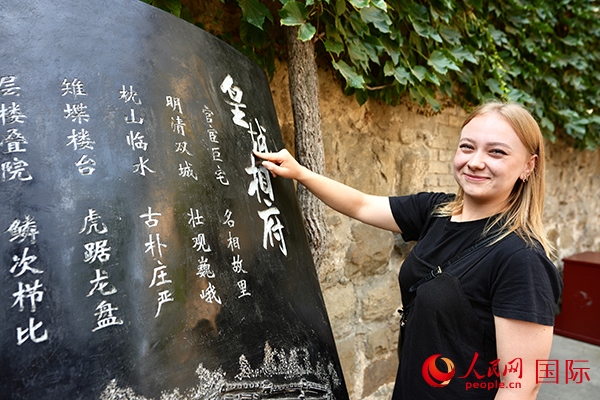 選手金雪花（波蘭）在古堡內(nèi)留影。人民網(wǎng) 盧鵬宇攝