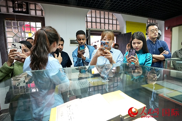 選手們認(rèn)真聆聽(tīng)導(dǎo)游講解。人民網(wǎng) 盧鵬宇攝