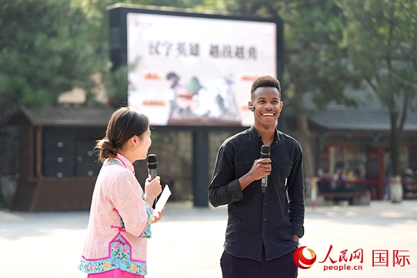 選手王安（乍得）挑戰(zhàn)“漢字英雄·越戰(zhàn)越勇”游戲。人民網(wǎng) 盧鵬宇攝