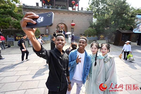 兩對(duì)雙胞胎偶遇合影。人民網(wǎng) 盧鵬宇攝