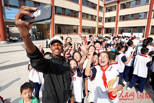 選手和學(xué)生們合影。人民網(wǎng) 盧鵬宇攝