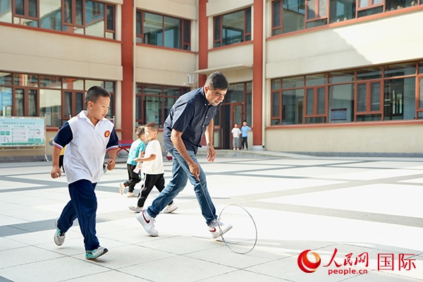 來自巴基斯坦的沙杰在滾鐵環(huán)。人民網(wǎng) 盧鵬宇攝