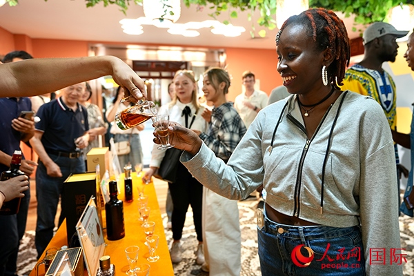 來自肯尼亞的莉迪亞在品嘗蜂蜜酒。人民網(wǎng) 盧鵬宇攝