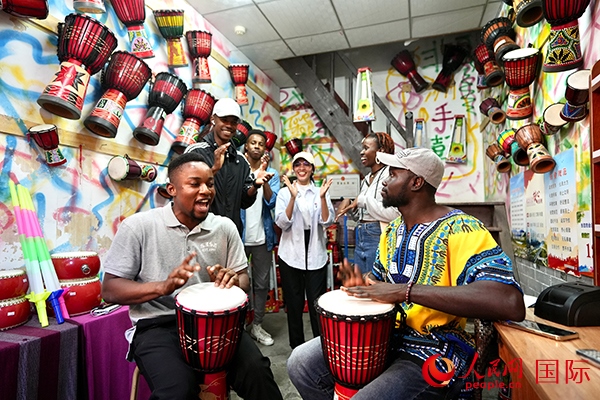 選手們敲起非洲鼓。人民網(wǎng) 盧鵬宇攝