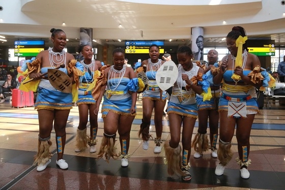 當(dāng)?shù)孛癖姎g迎中國旅行團(tuán)。北青旅提供