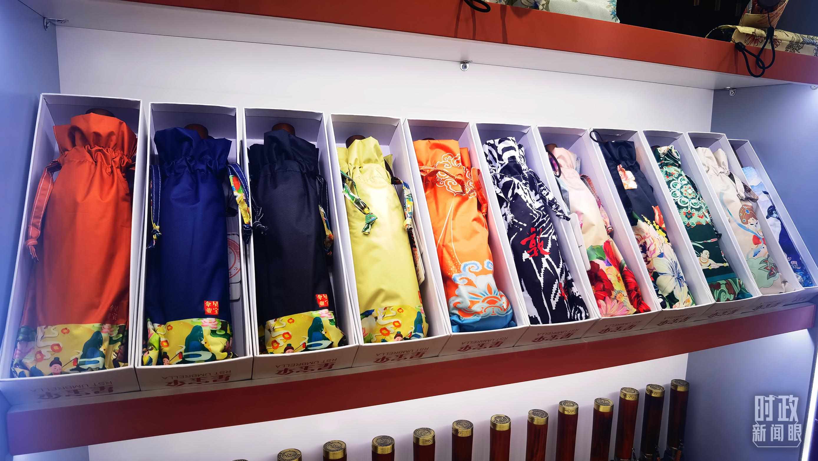 △商貿(mào)城內(nèi)的一家傘鋪，貨架上擺放著包裝精美的雨傘。（總臺央視記者范學(xué)禹拍攝）