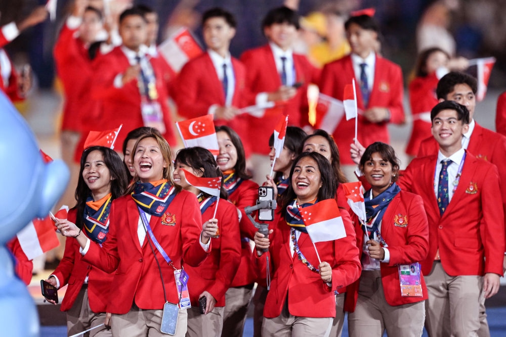 新加坡代表團(tuán)在開(kāi)幕式上入場(chǎng)。