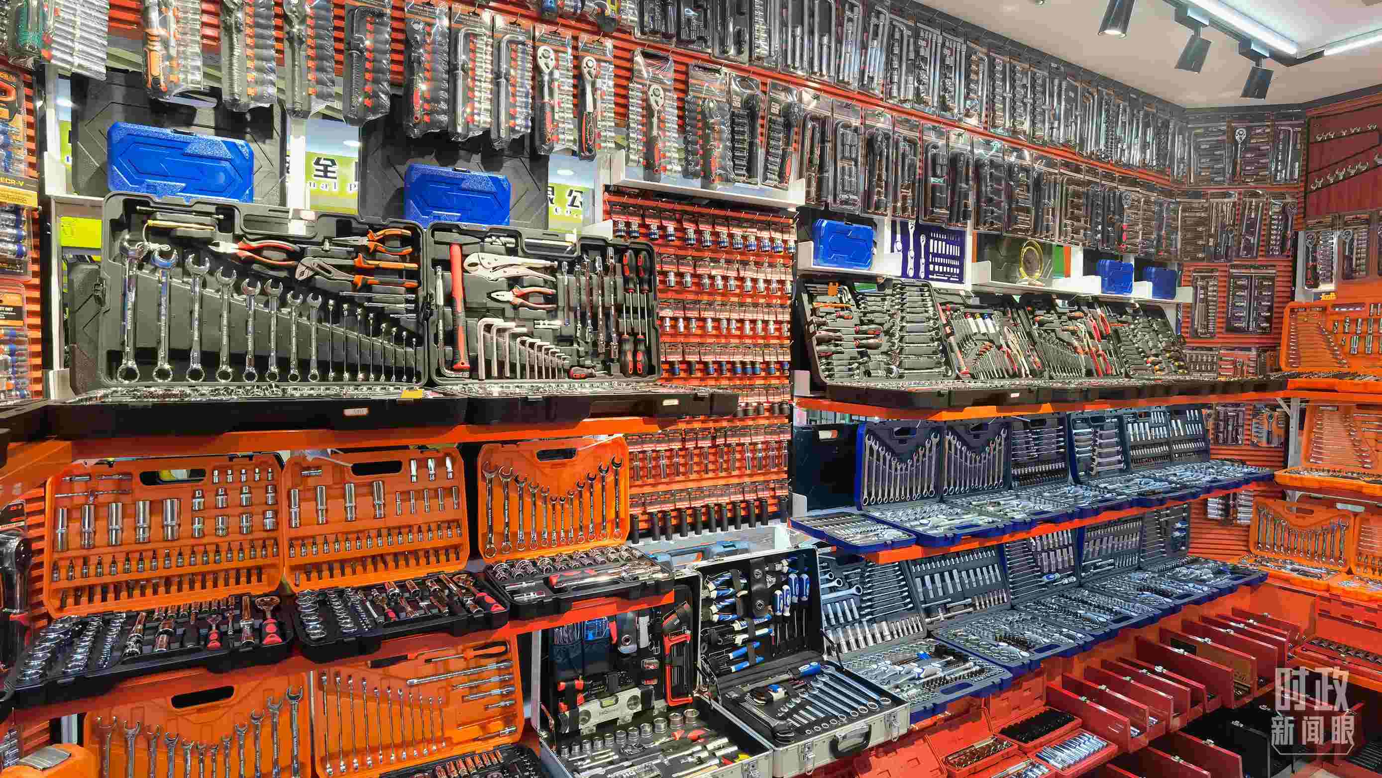 △義烏國際商貿(mào)城內(nèi)的一家五金店，貨品豐富。（總臺央視記者石丞拍攝）