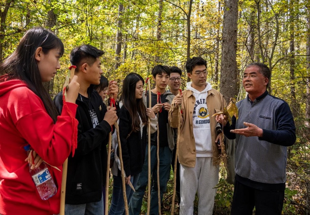 魏本勝為清華大學(xué)同學(xué)介紹長白山人參文化。嚴(yán)磊攝