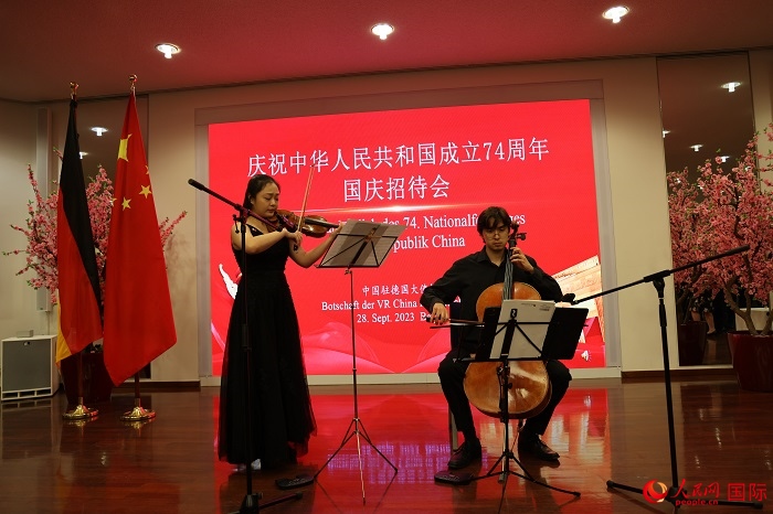 青年音樂(lè)家為來(lái)賓們現(xiàn)場(chǎng)演奏《我和我的祖國(guó)》。人民網(wǎng)記者 劉仲華攝