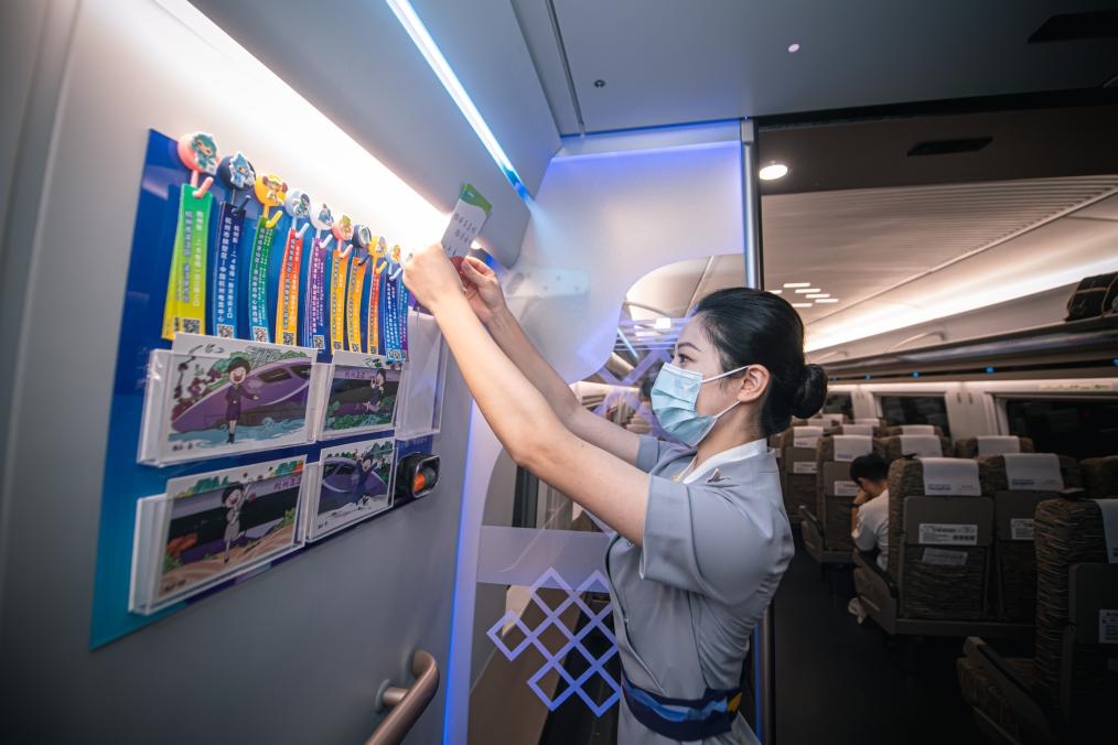2023年9月16日，復(fù)興號(hào)亞運(yùn)智能動(dòng)車組列車正式載客運(yùn)營(yíng)。新華社記者 江漢 攝