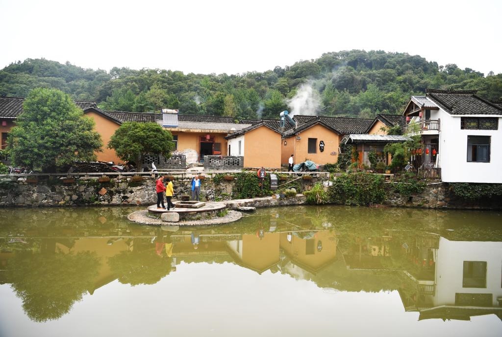 圖為9月27日游客在田鋪大塆參觀游玩。新華社記者張浩然攝