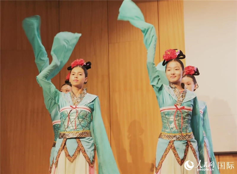 兩國文化志愿者共同表演中國傳統(tǒng)舞蹈。人民網(wǎng)記者 陳海琪攝