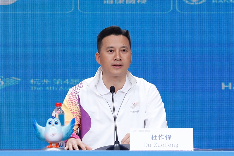 杭州亞殘運(yùn)會火炬?zhèn)鬟f指揮中心副指揮長杜作鋒介紹火炬?zhèn)鬟f工作安排。杭州亞殘組委供圖