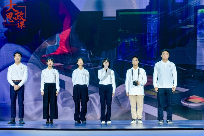 四川大學(xué)三星堆遺址考古隊(duì)隊(duì)長(zhǎng)、考古文博學(xué)院教授黎海超和四川大學(xué)三星堆遺址考古隊(duì)隊(duì)員們