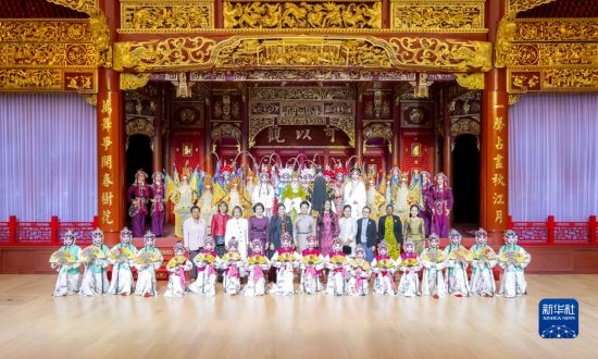  10月18日上午，國家主席習近平夫人彭麗媛邀請出席第三屆“一帶一路”國際合作高峰論壇的外方領導人夫人參觀中國工藝美術館（中國非物質文化遺產館）。這是彭麗媛同外方領導人夫人與文藝演出演職人員合影。新華社記者 丁林 攝