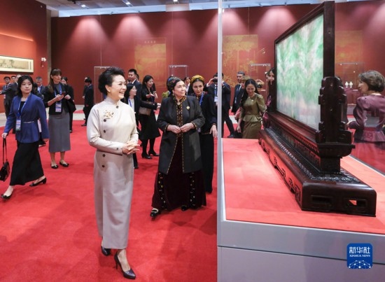  10月18日上午，國家主席習近平夫人彭麗媛邀請出席第三屆“一帶一路”國際合作高峰論壇的外方領導人夫人參觀中國工藝美術館（中國非物質文化遺產館）。這是彭麗媛同外方領導人夫人參觀展品。新華社記者 丁林 攝