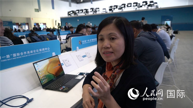 越南之聲廣播電臺(tái)記者胡鴻行（音譯，H? H?ng H?nh）與記者交談。人民網(wǎng) 楊春燕攝