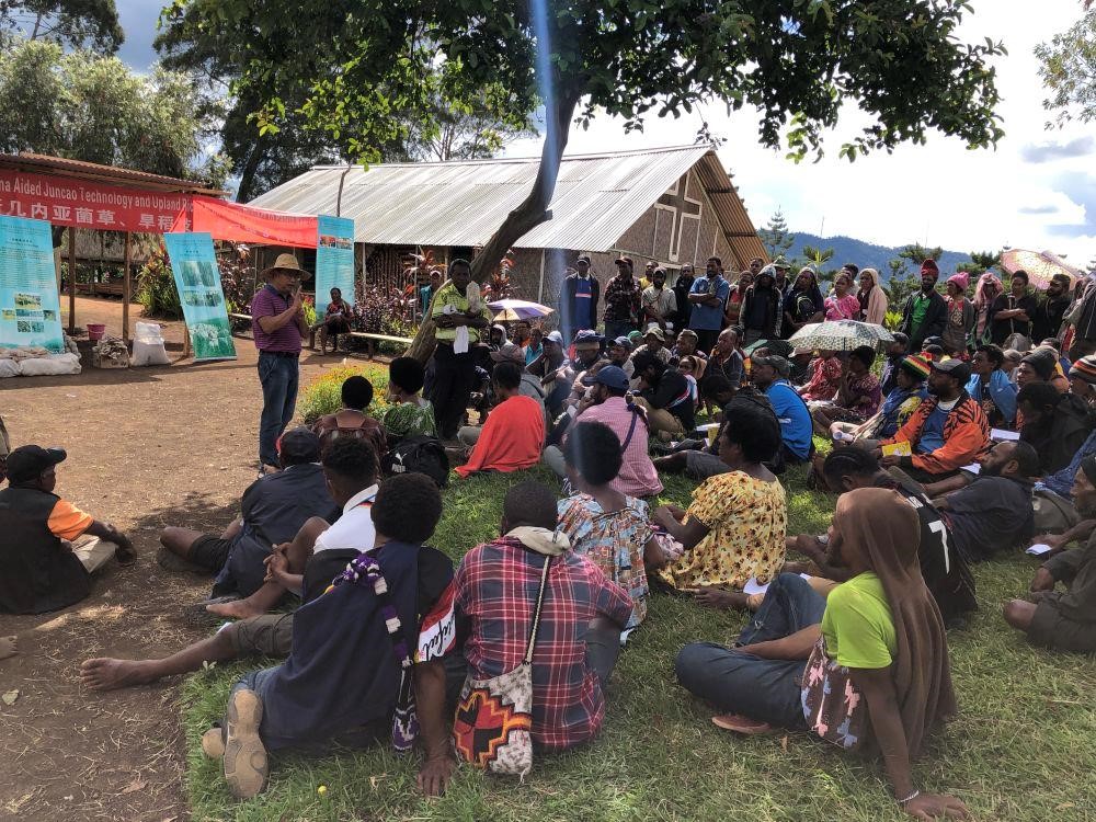 △2020年12月15日，中國專家在巴布亞新幾內(nèi)亞東高地省中國援助巴新菌草和旱稻技術(shù)項目第9期培訓(xùn)班上授課。