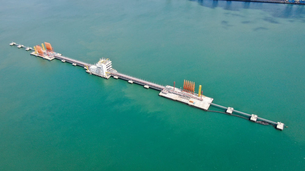 這是肯尼亞蒙巴薩油碼頭（2023年9月20日攝，無人機照片）。新華社發(fā)（中國交通建設(shè)股份有限公司肯尼亞蒙巴薩新建油碼頭項目部供圖）