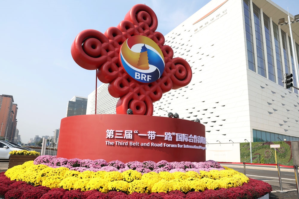 這是在北京國家會議中心附近拍攝的“一帶一路”國際合作高峰論壇景觀布置（2023年10月17日攝）。新華社記者 陳斌 攝