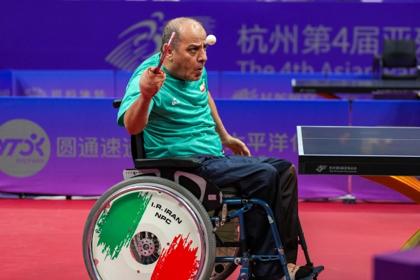 10月23日，杭州第4屆亞殘運(yùn)會乒乓球男子單打Class2小組循環(huán)賽舉行。圖為伊朗隊選手哈桑·簡費尚在比賽中。圖片來源：杭州亞殘組委會