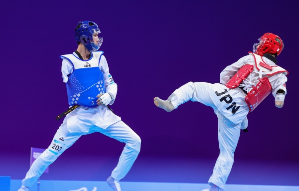 10月23日，杭州第4屆亞殘運(yùn)會跆拳道男子K44級58公斤級銅牌賽舉行。圖為烏茲別克斯坦隊選手桑賈貝克·穆赫托羅夫(左)和日本隊選手阿渡健太在比賽中。圖片來源：杭州亞殘組委會