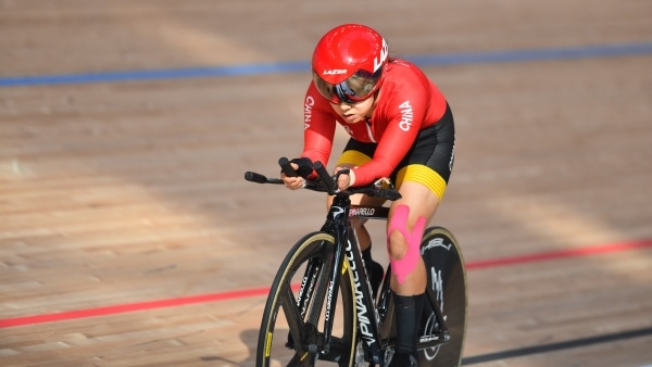 10月23日，杭州第4屆亞殘運(yùn)會場地自行車女子個人C4-5級3000米追逐賽金牌賽舉行。圖為中國隊選手季子賢在比賽中。圖片來源：杭州亞殘組委會