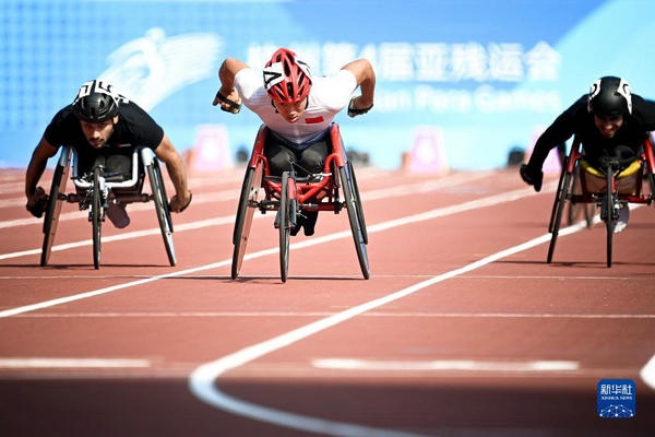10月23日，中國選手龔文浩（左二）在杭州第4屆亞殘運(yùn)會男子100米-T34決賽的比賽中。他以15秒55的成績獲得該項目銀牌。新華社記者 江漢攝