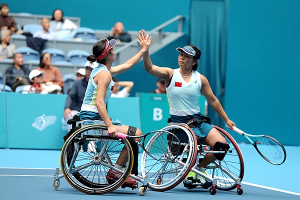 10月25日，杭州亞殘運會輪椅網(wǎng)球女雙決賽，中國組合朱珍珍(右)/郭珞瑤慶祝得分。人民網(wǎng)記者 胡雪蓉攝