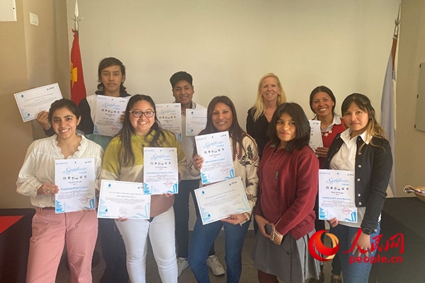 社區(qū)工作專家莫伊拉（后排右二）向“中文工坊”第二期培訓(xùn)班部分結(jié)業(yè)學(xué)員頒發(fā)由薩爾塔省教育部簽發(fā)的結(jié)業(yè)證書。人民網(wǎng)記者 吳思萱攝